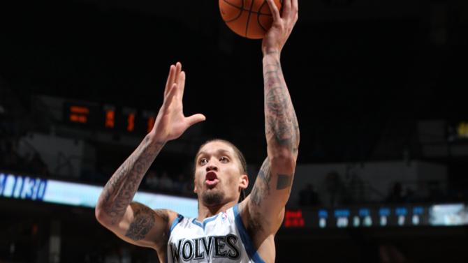 阿德耶米被换下后不满欲直接离场，多特将对其进行处罚（阿德耶米不满被换下欲径直离场，多特将予处罚）