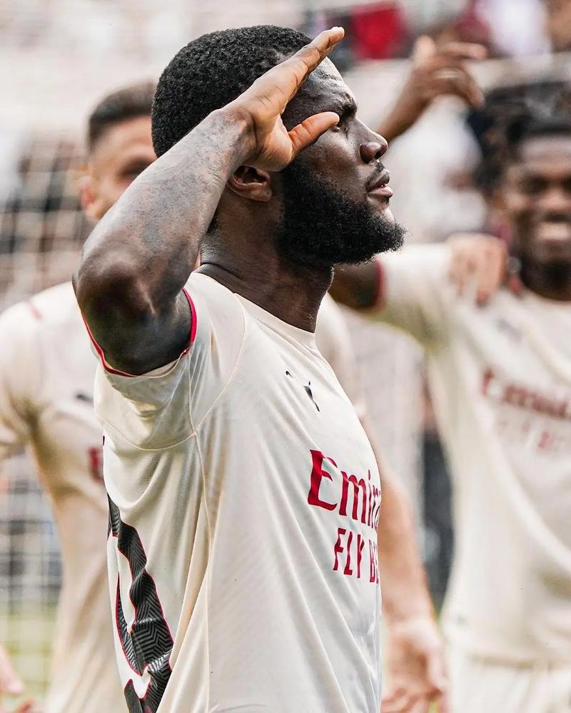 李嗣镕：大家都没想到我首秀进球，下来都恭喜我（李嗣镕：首秀破门出乎意料，赛后大家纷纷恭喜我）