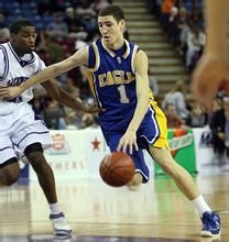 不容易！库里外线外线出手 命中自己本场首个运动战进球（艰难开张！库里外线命中本场首个运动战得分）