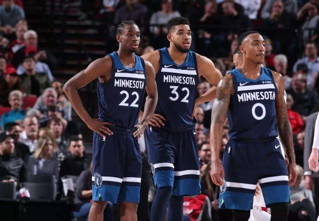 吹罚引争议，凯尔登三分球（判罚引发争议，凯尔登投进三分）