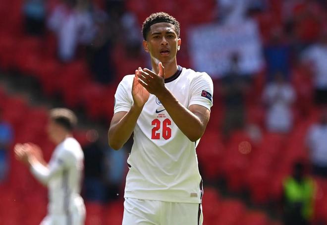 伊宁队问鼎2025年“喀什杯”李景亮现身现场和球员共跳新疆舞庆祝（2025年“喀什杯”伊宁队夺冠，李景亮到场与球员共跳新疆舞庆祝）