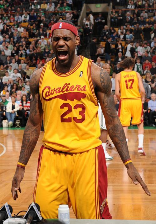 佛罗伦萨连续8场不胜，赛后哲科拿着扩音器与球迷沟通（佛罗伦萨已八战未胜，哲科赛后持扩音器与球迷沟通）