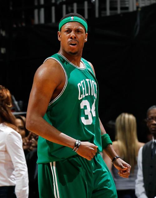 外线神准！齐麟5记三分球拿下19分4板2助1帽（外线火力全开！齐麟命中5记三分轰下19分4板2助1帽）