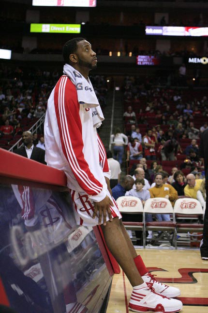 NBA：湖人险胜火箭 詹姆斯砍下全场最高分（湖人惊险击退火箭，詹姆斯轰全场最高分）