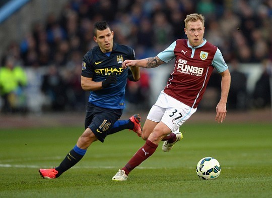 欧足联官方：迪亚斯因飞铲阿什拉夫染红追加停赛三场（欧足联确认：迪亚斯飞铲阿什拉夫吃红，追加停赛三场）