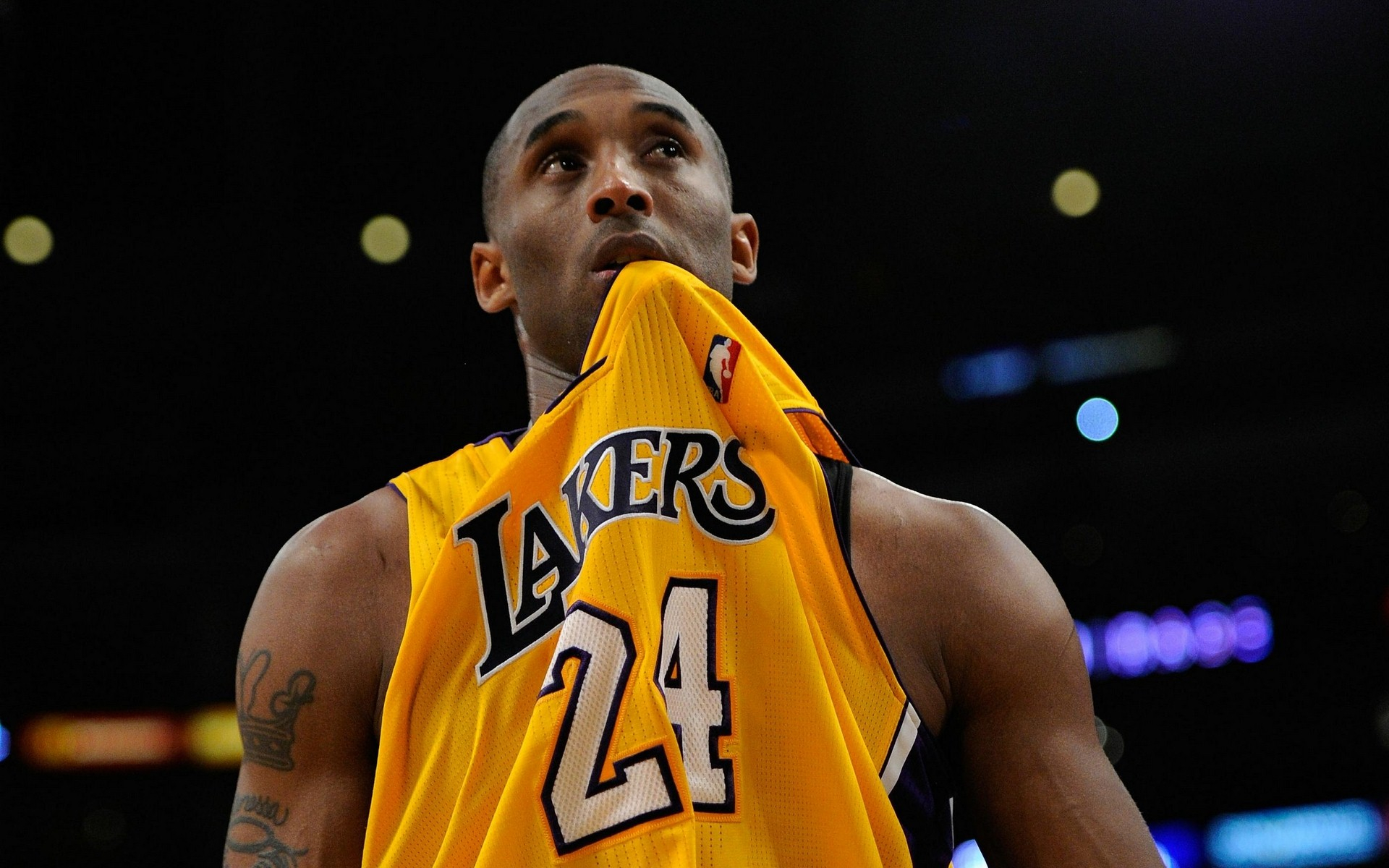 生涯篮板数破10000大关！戈贝尔赛后收到本场的比赛用球（戈贝尔生涯篮板突破一万，赛后获赠本场比赛用球）