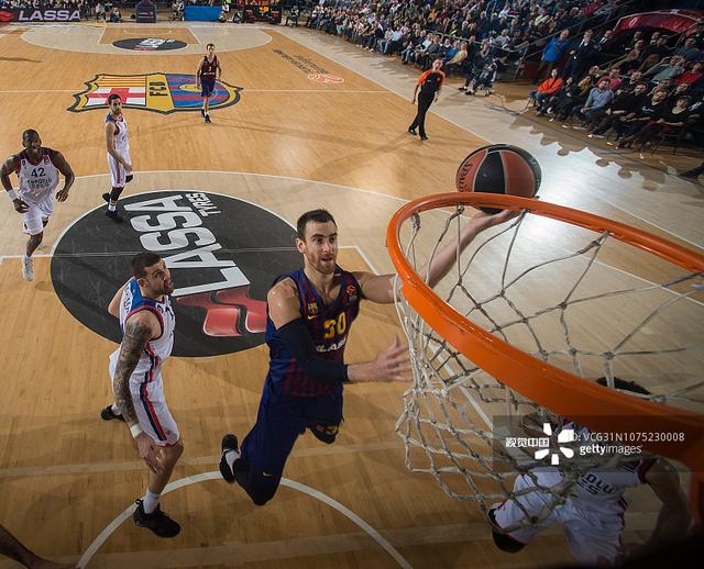 翻修球场，“连滚带爬”为的是“从从容容”（球场翻修：先“连滚带爬”，才有“从从容容”）