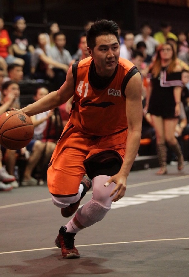 启蒙教练：维尼修斯一直有点叛逆，他应该学会控制和收敛脾气（启蒙教练：维尼修斯性格桀骜，需学会克制情绪）