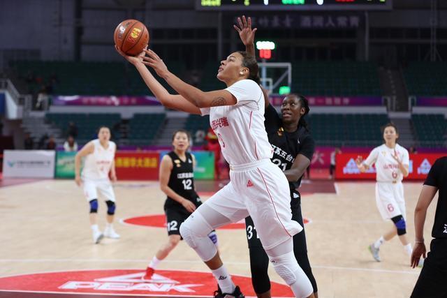 荷兰大名单：范戴克领衔；费耶诺德球员瓦伦特首次入选（荷兰队公布大名单：范戴克压阵，费耶诺德球员瓦伦特首次入围）