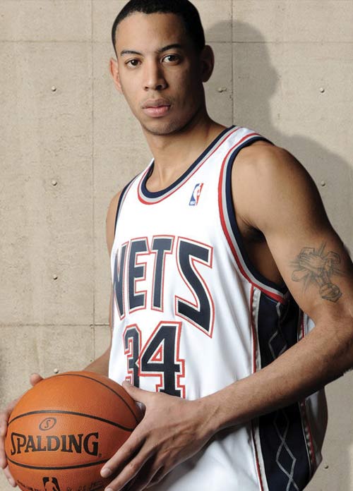 电讯报：穆阿尼佩戴定制面具参加训练，出战阿森纳成疑（电讯报：穆阿尼戴特制面罩参加训练，能否出战阿森纳成疑）