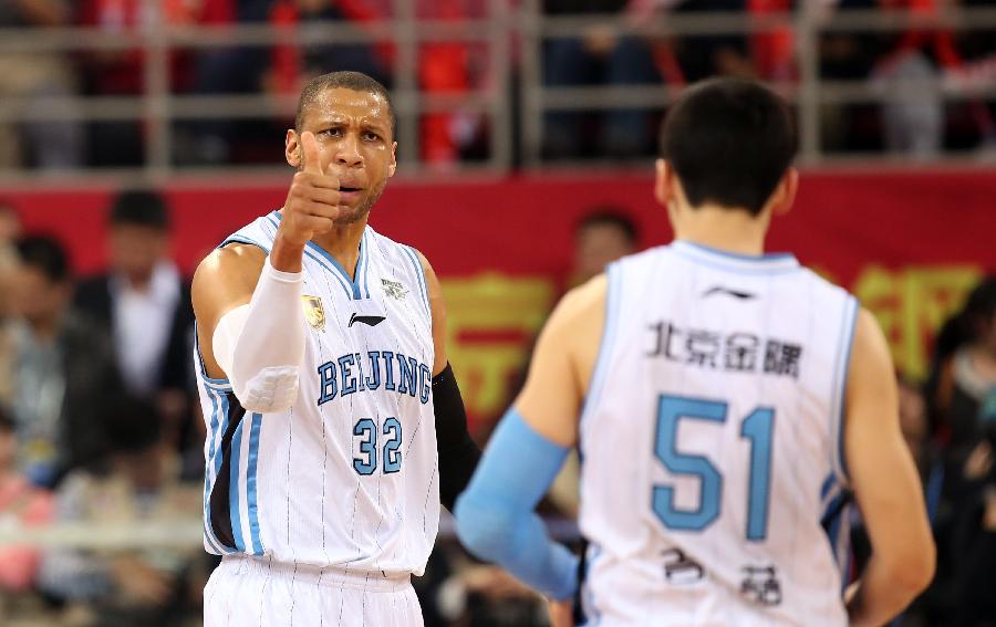 东契奇与乔丹的渊源：从小立志成为篮球巨星（东契奇与乔丹的缘起：童年起追逐球坛巨星梦）