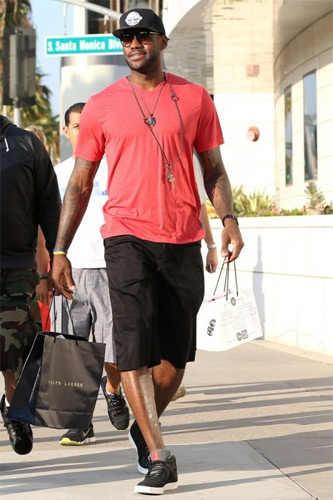 阿斯顿维拉在埃梅里带领下强势冲击英超争冠，与阿森纳激烈争夺榜首。（埃梅里率维拉强势冲冠，与阿森纳鏖战英超榜首）