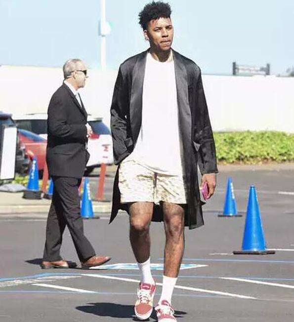 布斯克茨和阿尔巴将在赛季结束退役，穆勒：我向他们脱帽致敬（布斯克茨、阿尔巴赛季末挂靴，穆勒致意：向二人脱帽致敬）