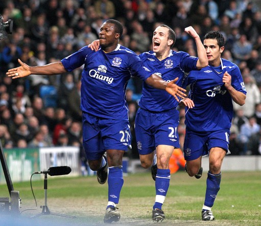 中场核心破门后致敬球迷，感人一幕（中场大将建功后向球迷致意，暖心一刻）